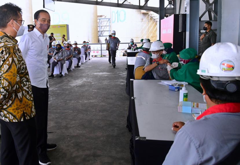 Presiden Joko Widodo (kedua kiri) meninjau pelaksanaan vaksinasi penguat (booster) COVID-19 di Kawasan Industri Smart Marunda, Bekasi, Jawa Barat, Kamis (24/2/2002). Presiden mengimbau kawasan-kawasan industri agar tidak segan meminta tambahan apabila alokasi vaksin COVID-19 untuk dosis penguat telah habis, demi menjamin kelangsungan sektor produksi penunjang ekonomi. Jokowi Perintahkan Vaksin Booster Diprioritaskan untuk Lansia
