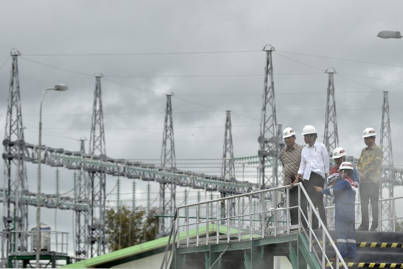 Presiden Joko Widodo (kedua kiri) meninjau Pembangkit Listrik Tenaga Panas Bumi Unit 5 & 6 PT Pertamina Geothermal Energy Lahendong disela-sela peresmian di Tompaso, Kabupaten Minahasa, Sulawesi Utara, Selasa (27/12). 