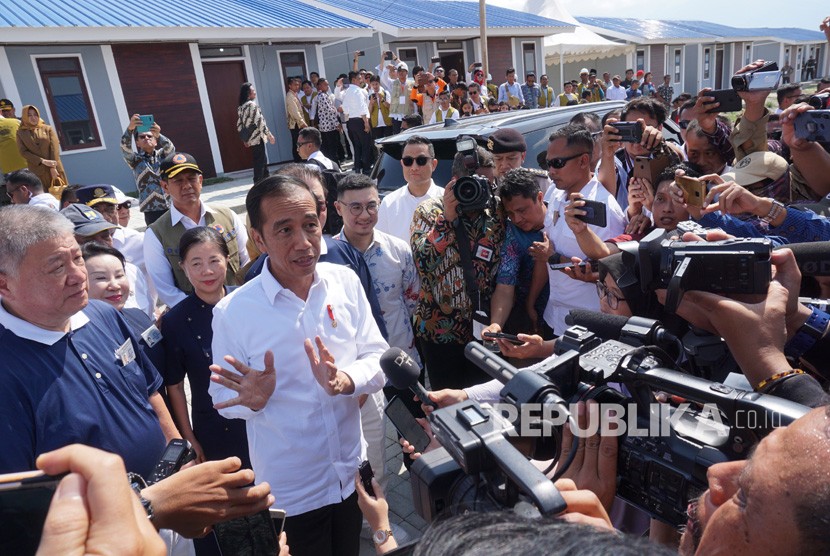 Presiden Joko Widodo (kedua kiri) menjawab pertanyaan wartawan usai meninjau pembangunan hunian tetap bagi korban bencana gempa, tsunami dan likuefaksi yang dibangun di Kelurahan Tondo, Palu, Sulawesi Tengah, Selasa (29/10/2019).