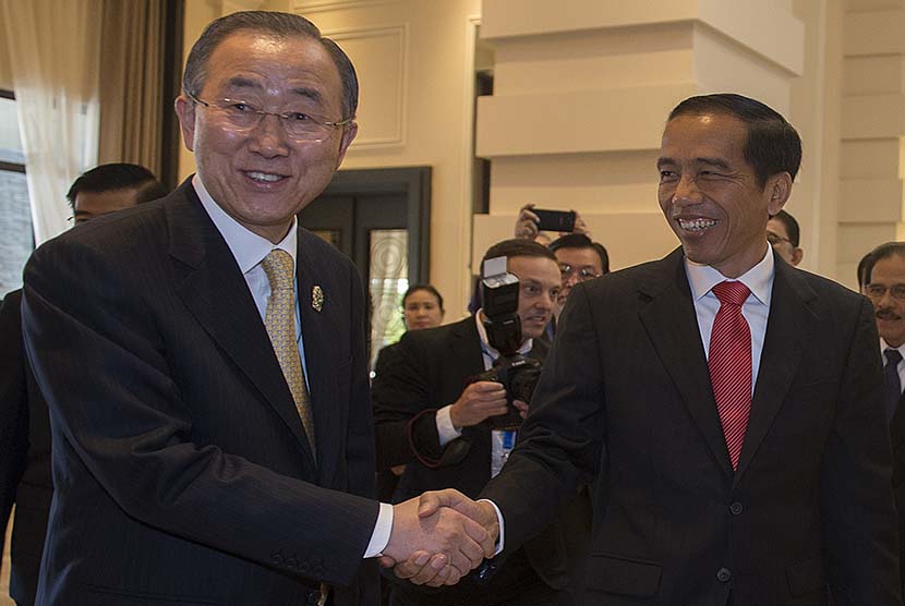 Presiden Joko Widodo (kanan) menyambut kedatangan Sekjen PBB Ban Ki-moon (kiri) untuk melakukan pertemuan bilateral di sela-sela KTT ASEAN ke-25 di kota Nay Pyi Taw, Myanmar, Kamis (13/11). 