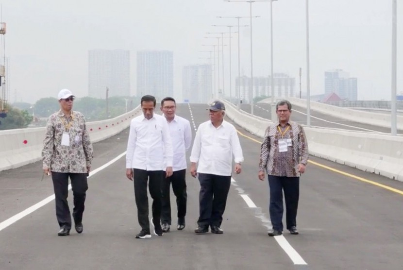 Presiden Joko Widodo (Kedua Kiri) saat mengunjungi pembangunan jalan tol Jakarta-Cikampek II, Kamis (12/12).