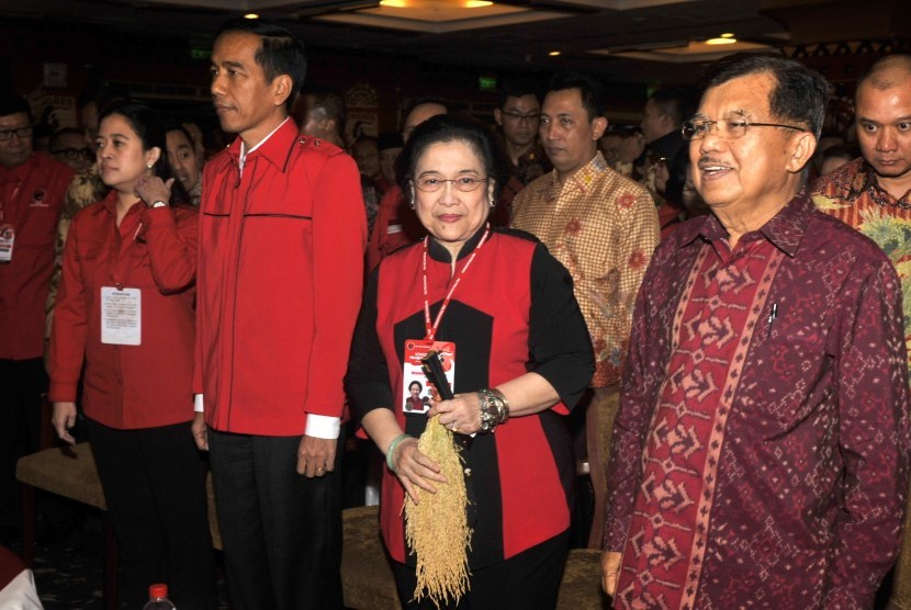 Presiden Joko Widodo (kedua kiri), Wapres Jusuf Kalla (kanan), Ketua Umum PDI Perjuangan Megawati Soekarnoputri (ketiga kiri) dan Menko PMK Puan Maharani (kiri) menghadiri acara pembukaan Kongres IV PDI Perjuangan di Hotel Inna Grand Bali Beach, Bali, Kami