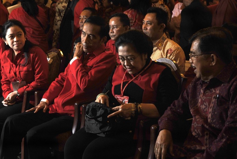 Presiden Joko Widodo (kedua kiri), Wapres Jusuf Kalla (kanan), Ketua Umum PDI Perjuangan Megawati Soekarnoputri (kedua kanan) dan Menteri PMK Puan Maharani (kiri) menghadiri acara pembukaan Kongres IV PDI Perjuangan di Hotel Inna Grand Bali Beach, Sanur, B