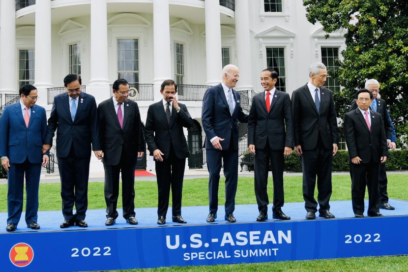 Presiden Joko Widodo (keempat kanan) berbincang dengan Presiden Amerika Serikat Joe Biden (tengah) saat foto bersama dalam rangkaian KTT Khusus ASEAN-AS di Gedung Putih, Washington DC, Amerika Serikat, Jumat (13/5/2022). Pertemuan khusus tersebut dalam rangka memperkuat kemitraan ASEAN-AS.