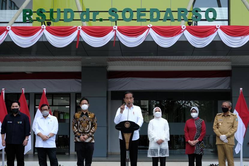 Presiden Joko Widodo (keempat kanan) berpidato saat peresmian gedung baru Rumah Sakit Umum Daerah (RSUD) Soedarso di Pontianak, Kalimantan Barat, Selasa (9/8/2022). Presiden Joko Widodo mengatakan bahwa RSUD Soedarso Pontianak sudah memiliki fasilitas yang sangat modern dan siap melayani sehingga masyarakat setempat tidak perlu lagi berobat ke luar negeri seperti Malaysia, Singapura, Jepang dan Amerika Serikat. 