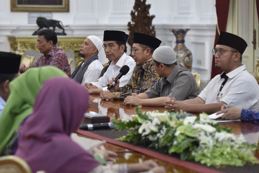 President Joko Widodo (fourth from the right) accompanied by some of his ministers meet Islamic scholars at Merdeka Palace, Jakarta, Monday (April 17).