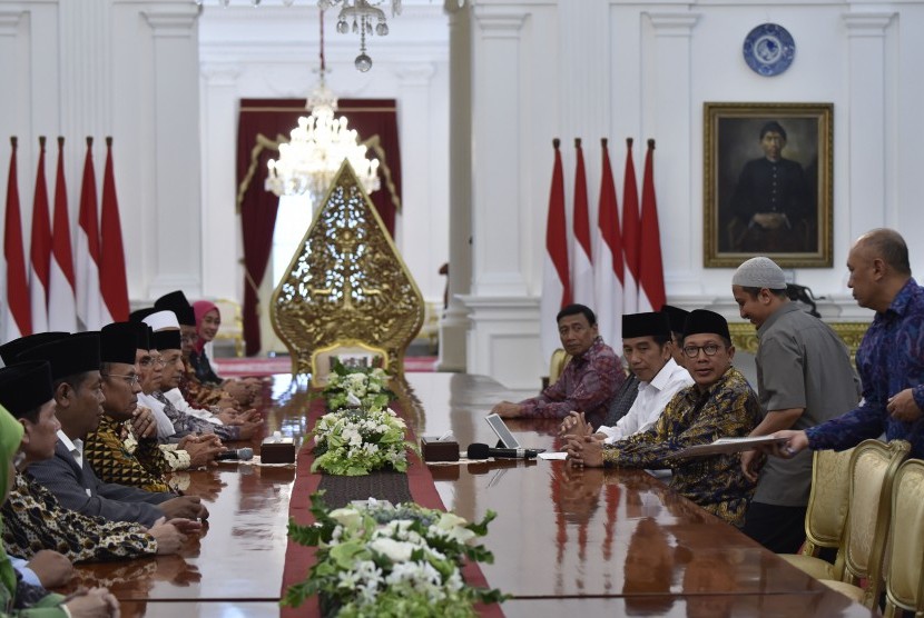 Presiden Joko Widodo (keempat kanan) didampingi Menteri Agama Lukman Hakim Saifuddin (ketiga kanan) dan Menkopolhukam Wiranto (kelima kanan) menerima ulama dan tokoh-tokoh ormas Islam di Istana Merdeka, Jakarta, Senin (17/4).