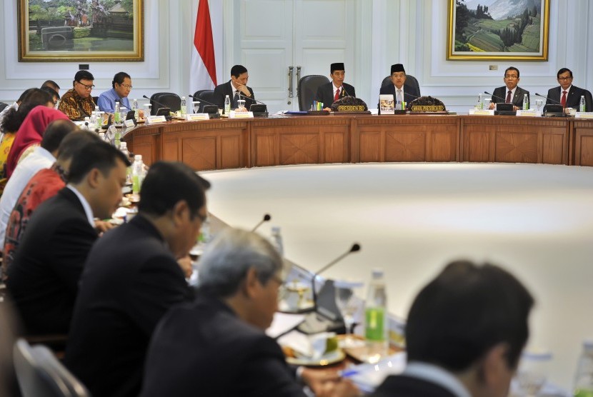 Presiden Joko Widodo (keempat kanan) didampingi Wapres Jusuf Kalla (ketiga kanan) memimpin Sidang Kabinet Paripurna di Kantor Presiden