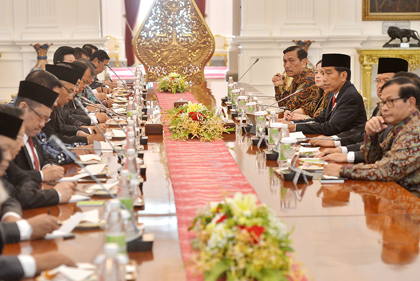 Presiden Joko WIdodo (keempat kanan) didampingi Wapres Jusuf Kalla (ketiga kanan) berdialog dengan Pimpinan Lembaga Tinggi Negara dalam pertemuan yang membahas reformasi bidang hukum di Istana Merdeka, Jakarta, Rabu (26/10). 