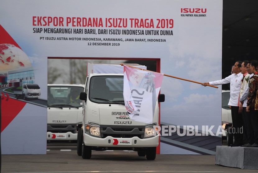 Presiden Joko Widodo (keempat kanan) melepas ekspor perdana Isuzu Traga di Karawang Timur, Jawa Barat, Kamis (12/12/2019).