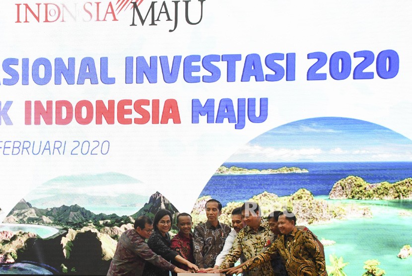 Presiden Joko Widodo (keempat kiri) bersama Kepala BKPM Bahlil Lahadalia (ketiga kiri), Menko Perekonomian Airlangga Hartarto (ketiga kanan), Menteri Keuangan Sri Mulyani (kedua kiri), Mendagri Tito Karnavian (kanan), Jaksa Agung ST Burhanuddin (keempat kanan), Kapolri Jenderal Pol Idham Aziz (kedua kanan) dan Seskab Pramono Anung (kiri) menekan tombol saat membuka Rakornas Investasi 2020 di Jakarta, Kamis (20/2/2020).(Antara/Hafidz Mubarak A)