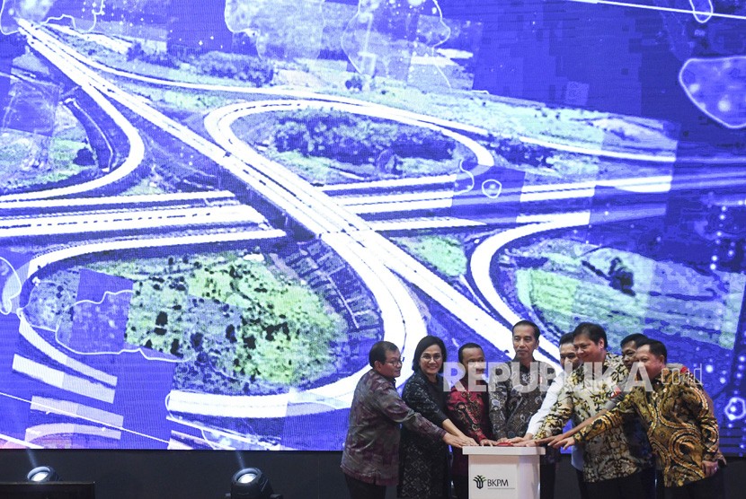 Presiden Joko Widodo (keempat kiri) bersama Kepala BKPM Bahlil Lahadalia (ketiga kiri), Menko Perekonomian Airlangga Hartarto (ketiga kanan), Menteri Keuangan Sri Mulyani (kedua kiri), Mendagri Tito Karnavian (kanan), Jaksa Agung ST Burhanuddin (keempat kanan), Kapolri Jenderal Pol Idham Aziz (kedua kanan) dan Seskab Pramono Anung (kiri) menekan tombol saat membuka Rakornas Investasi 2020 di Jakarta, Kamis (20/2/2020).