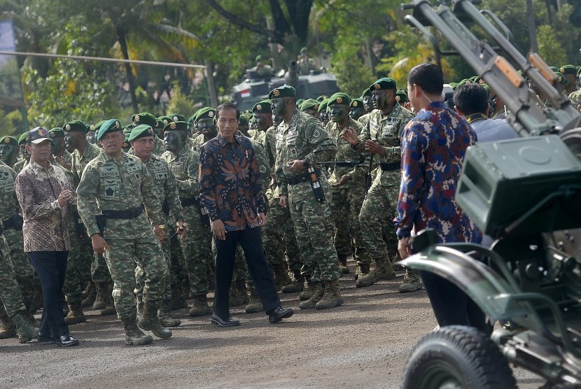 Presiden Joko Widodo (keempat kiri) didampingi Panglima TNI Jenderal TNI Gatot Nurmantyo (kedua kiri), memeriksa Prajurit Kostrad saat upacara pengarahan di Markas Komando Infanteri Kostrad TNI AD Cilodong, Jawa Barat, Rabu (16/11). 