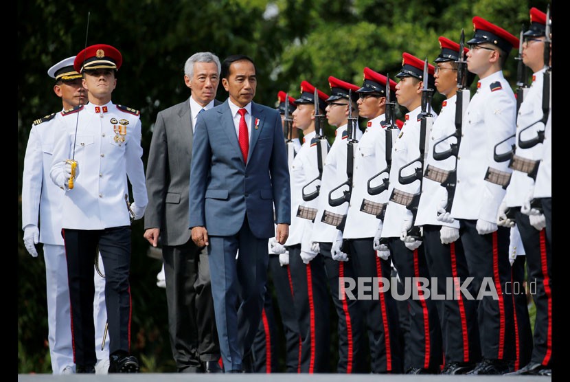 Presiden Joko Widodo (keempat kiri) didampingi PM Singapura Lee Hsien Loong (ketiga kiri), melakukan inspeksi pasukan, di Istana, di Singapura, Selasa (08/10/2019).