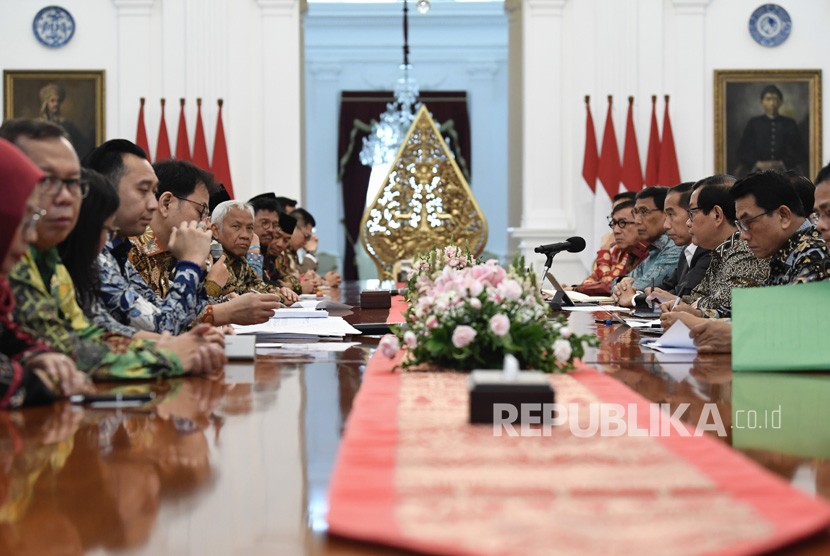 Presiden Joko Widodo (keempat kiri) didampingi sejumlah menteri, beraudiensi bersama pimpinan DPR dan fraksi di Istana Merdeka, Jakarta, Senin (23/9/2019). 