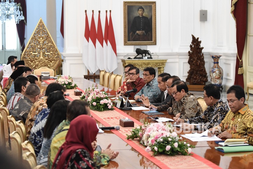 Presiden Joko Widodo (keempat kiri) didampingi sejumlah menteri, beraudiensi bersama pimpinan DPR dan fraksi di Istana Merdeka, Jakarta, Senin (23/9/2019).