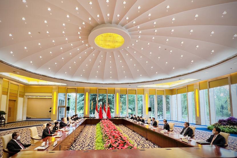 Presiden Joko Widodo (keempat kiri) melakukan pertemuan bilateral dengan Perdana Menteri China Li Keqiang (keempat kanan) di Villa 5, Diaoyutai State Guesthouse, Beijing, China, Selasa (26/7/2022). Pertemuan tersebut membahas berbagai kerja sama khususnya di bidang perdagangan, investasi, infrastruktur, keuangan, pendanaan, serta maritim. 