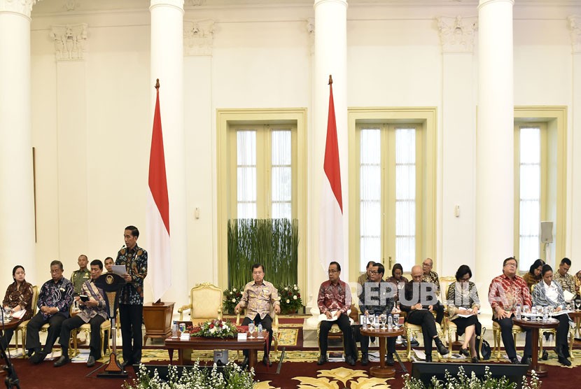 Presiden Joko Widodo (keempat kiri) memimpin Sidang Kabinet Paripurna di Istana Bogor, Jawa Barat. ilustrasi