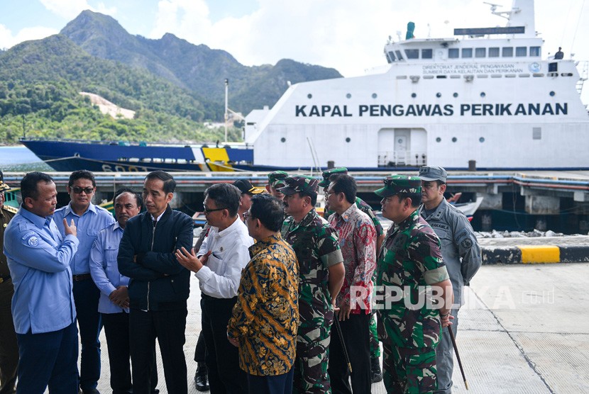 Presiden Joko Widodo (keempat kiri) menyimak penjelasan dari Menteri Kelautan dan Perikanan Edhy Prabowo (kiri) dan Menteri ESDM Arifin Tasrif (kelima kiri) saat melakukan kunjungan kerja di Sentra Kelautan Perikanan Terpadu (SKPT), Selat Lampa, Natuna, Kepulauan Riau, Rabu (8/1/2020). 