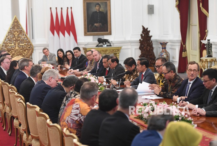 Presiden Joko Widodo (kelima kanan) berbincang dengan delegasi EU-ASEAN Business Council di Istana Merdeka, Jakarta, Kamis (28/11/2019). 