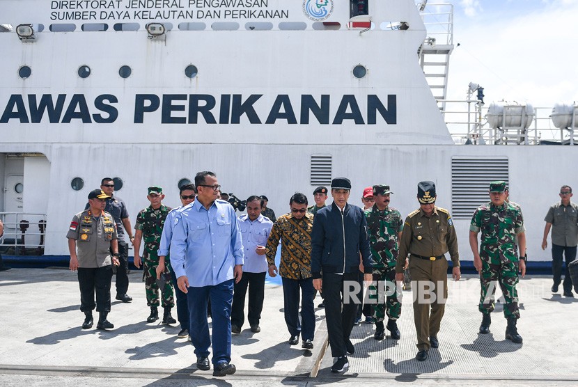 Presiden Joko Widodo (kelima kanan) didampingi Menteri Kelautan dan Perikanan Edhy Prabowo (kiri), Kepala Staf Kepresidenan Moeldoko (keenam kanan), Panglima TNI Marsekal TNI Hadi Tjahjanto (keempat kanan) dan Pangkogabwilhan I Laksdya TNI Yudo Margono (kedua kanan) meninjau kapal pengawas perikanan saat melakukan kunjungan kerja di Sentra Kelautan Perikanan Terpadu (SKPT), Selat Lampa, Natuna, Kepulauan Riau, Rabu (8/1/2020). 