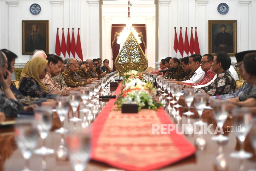 Presiden Joko Widodo (kelima kanan) memberikan sambutan saat menerima kunjungan sejumlah tokoh dan budayawan di Istana Merdeka, Jakarta, Kamis (26/9/2019). 