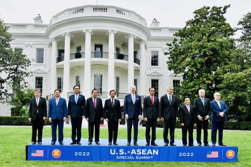 Presiden Joko Widodo (kelima kanan), Presiden Amerika Serikat Joe Biden (tengah) dan pimpinan negara ASEAN melakukan foto bersama pada KTT Khusus ASEAN-AS di Gedung Putih, Washington DC, Amerika Serikat, Jumat (13/5/2022). Pertemuan khusus tersebut dalam rangka memperkuat kemitraan ASEAN-AS. 