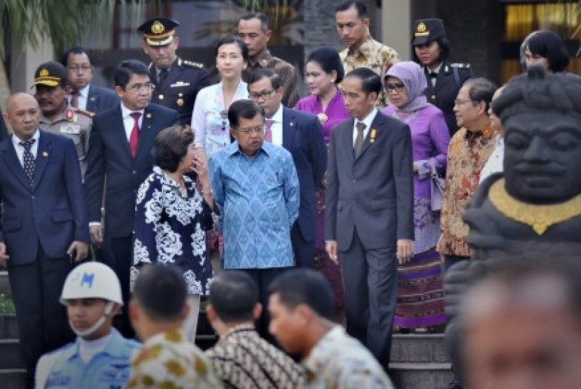 Presiden Joko Widodo (kelima kiri) berdiskusi dengan Wapres Jusuf Kalla (keempat kiri) beserta sejumlah Menteri Kabinet Kerja sebelum bertolak ke Amerika Serikat di Bandara Halim Perdanakusuma, Jakarta, Sabtu (24/10).