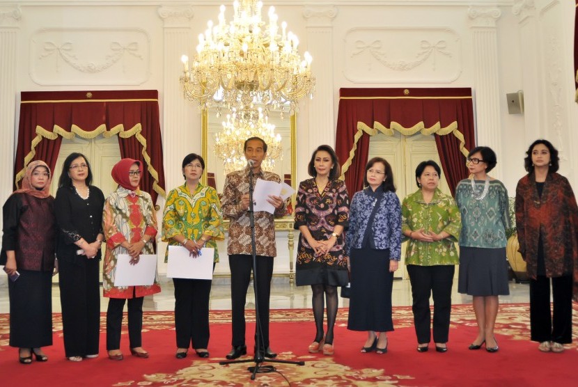 Presiden Joko Widodo (kelima kiri) didampingi Panitia seleksi calon pimpinan KPK yang diketuai Destry Damayanti (keempat kiri) dengan Juru Bicara Betti S Alisjabana (keempat kanan) mengumumkan delapan nama hasil seleksi di Istana Merdeka, Jakarta, Selasa (