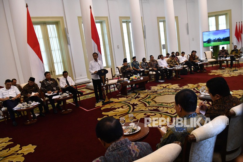 Presiden Joko Widodo (kelima kiri) menyampaikan pengarahan dalam Sidang Kabinet Paripurna di Istana Bogor, Jawa Barat, Selasa (11/2/2020). 