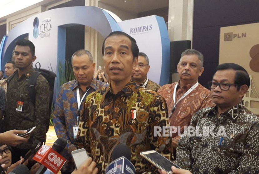 Presiden Joko Widodo ketengan pers terkait bencana Gunung Agung, Bali, Rabu (29/11). 