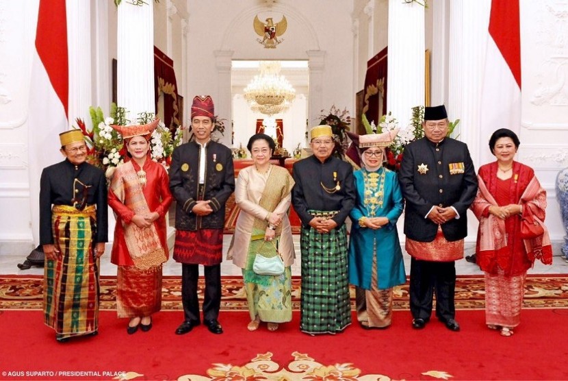 Presiden Joko Widodo (ketiga dari kiri) dan Wapres Jusuf Kalla (keempat dari kanan) berfoto bersama para mantan Presiden RI di Istana Merdeka, Jakarta, Kamis (17/8).