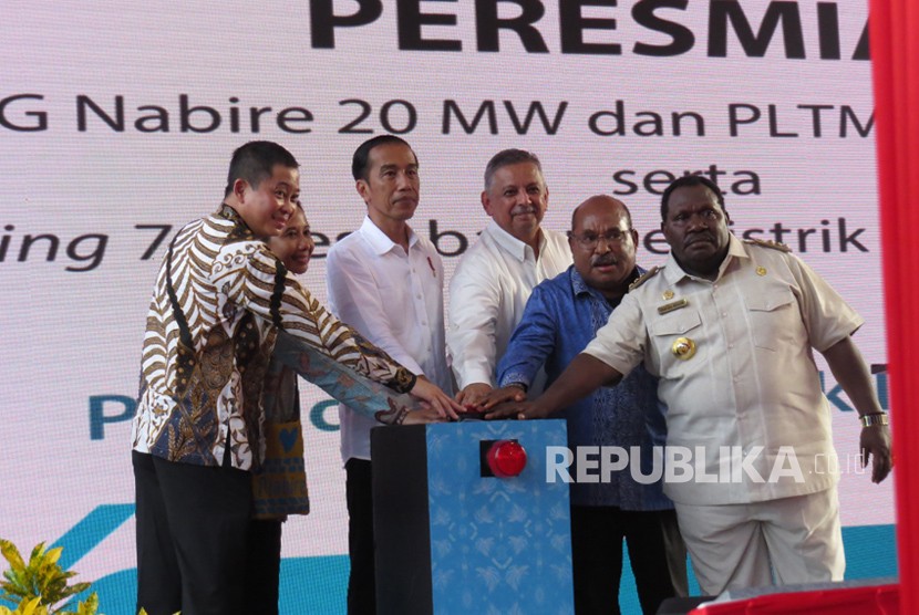 Presiden Joko Widodo (ketiga dari kiri) meresmikan 74 desa baru berlistrik untuk Papua dan Papua Barat, Rabu (20/12). Peresmian bertempat di Kabupaten Nabire, Provinsi Papua.   
