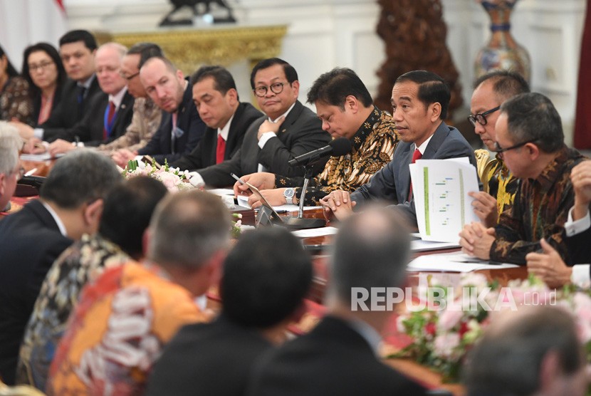 Presiden Joko Widodo (ketiga kanan) berbincang dengan delegasi EU-ASEAN Business Council di Istana Merdeka, Jakarta, Kamis (28/11/2019).