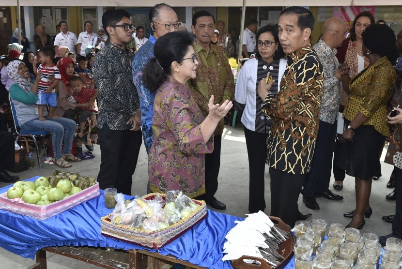 Presiden Joko Widodo (ketiga kanan) berbincang dengan Presiden Bank Dunia Jim Yong Kim, Menko Kemaritiman Luhut Panjaitan, Menteri Kesehatan Nila Moeloek, dan Menteri Keuangan Sri Mulyani saat mengunjungi Posyandu Kenanga II di Desa Tangkil, Caringin, Kabupaten Bogor, Jawa Barat, Rabu (4/7).