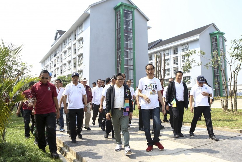 Presiden Joko Widodo (ketiga kanan) berbincang dengan Wakil Ketua MPR Muhaimin Iskandar (ketiga kiri) didampingi Menpora Imam Nahrawi (kedua kanan) saat meninjau Rusunawa Wisma Atlet, Jakabaring Sport City (JSC), Palembang, Sumatera Selatan, Sabtu (14/7).