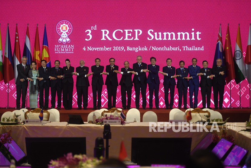 Presiden Joko Widodo (ketiga kanan) berfoto bersama dengan sejumlah kepala negara dan kepala pemerintahan negara-negara peserta KTT ke-3 Regional Comprehensive Economic Partnership (RCEP) di Bangkok, Thailand, Senin (4/11/2019). 