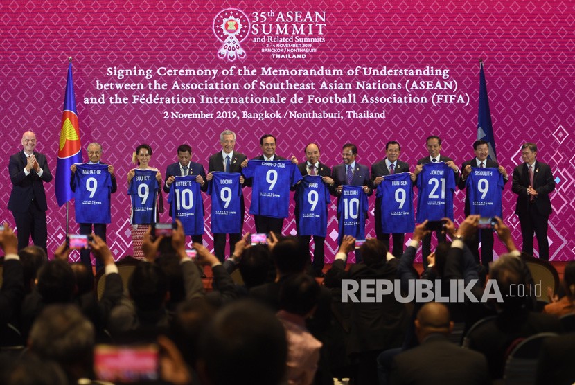 Presiden Joko Widodo (ketiga kanan) bersama kepala negara dan kepala pemerintahan negara-negara ASEAN menunjukkan kaos sepak bola (jersey) bertuliskan namanya masing-masing disaksikan Presiden FIFA Gianni Infantino (kiri) dan Sekjen ASEAN Dato Lim Jock Hoi (kanan) usai menyaksikan penandatanganan Nota Kesepahaman antara FIFA dan ASEAN di Bangkok, Thailand, Sabtu (2/11/2019).