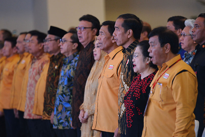 Presiden Joko Widodo (ketiga kanan) bersama Ketua Umum PDI Perjuangan Megawati Sukarnoputri (kedua kanan) dan Ketua Umum Partai Hanura Wiranto (keempat kanan) tiba di lokasi acara Munaslub 2016 Partai Hanura di Jakarta, Rabu (21/12). 