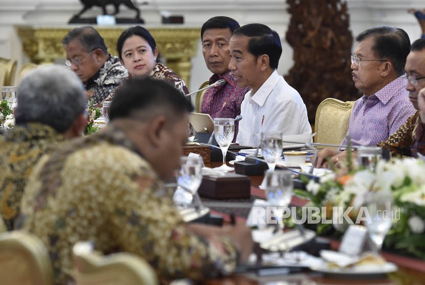 Presiden Joko Widodo (ketiga kanan) bersama Wakil Presiden Jusuf Kalla (kedua kanan) memimpin rapat terbatas tentang rencana pembangunan Universitas Islam Internasional Indonesia di Istana Merdeka, Jakarta, Kamis (18/1). 