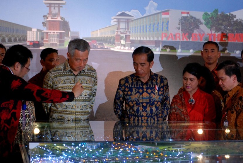 Presiden Joko Widodo (ketiga kanan) dan Perdana Menteri Singapura Lee Hsien Loong (kedua kiri) meninjau maket Kawasan Industri Kendal (KIK) jelang peresmian di Kaliwungu, Kabupaten Kendal, Jawa Tengah, Senin (14/11). 
