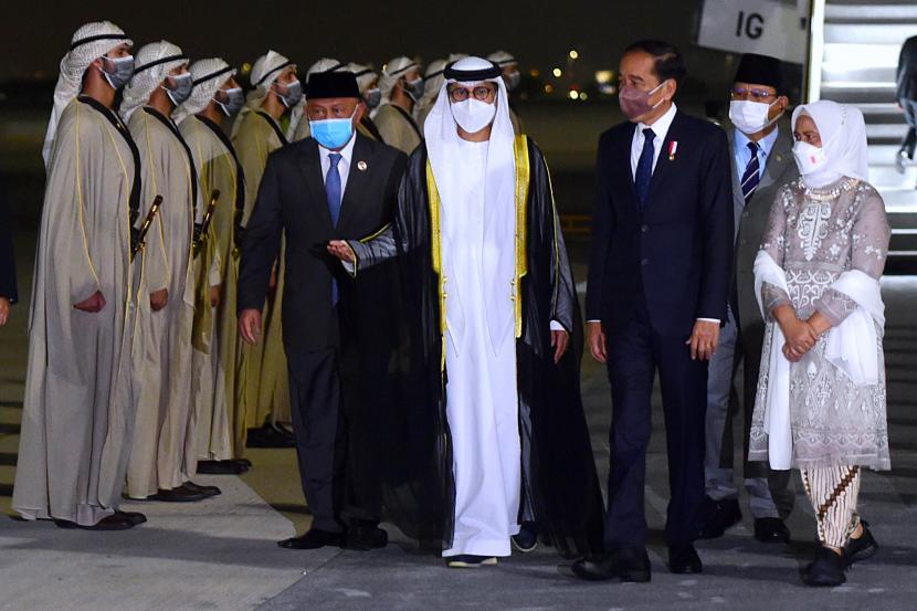 Presiden Joko Widodo (ketiga kanan) didampingi Ibu Negara Iriana Joko Widodo (kanan) disambut oleh Menteri Pertahanan Prabowo Subianto (kedua kanan), Menteri Energi dan Infrastruktur UEA Suhail Mohammed Al Mazroei (keempat kanan) dan Duta Besar RI untuk UEA Husin Bagis (keempat kiri) setibanya di Bandara Internasional Abu Dhabi, Uni Emirat Arab (UEA), Jumat (1/7/2022). Kunjungan Presiden Jokowi ke UEA diantaranya untuk membahas kerja sama ekonomi dan investasi.