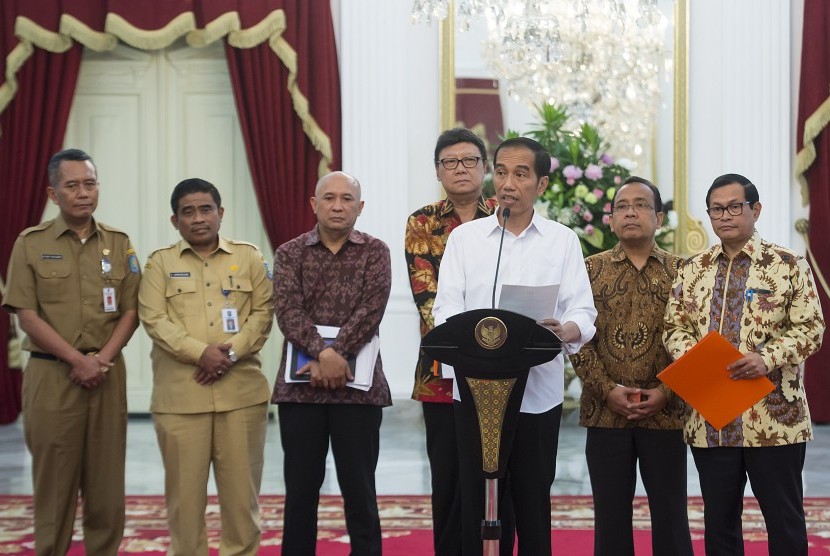 Presiden Joko Widodo (ketiga kanan) didampingi Mendagri Tjahjo Kumolo (keempat kiri), Mensesneg Pratikno (kedua kanan), Seskab Pramono Anung (kanan) memberikan keterangan pers di Istana Merdeka, Jakarta, Senin (13/6).