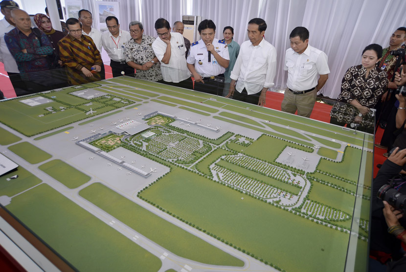 Presiden Joko Widodo meninjau pembangunan Bandara Kertajati di Majalengka, Jawa Barat.  (Antara/Yudhi Mahatma)