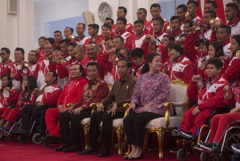 Presiden Joko Widodo (ketiga kanan) didampingi Menko PMK Puan Maharani (kedua kanan) dan Menpora Imam Nahrawi (keempat kanan) bersiap berfoto bersama para atlet dan pelatih yang berlaga dalam ajang ASEAN Paragames 2017 di Istana Negara, Jakarta, Senin (2/10).