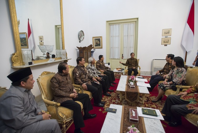 Presiden Joko Widodo (ketiga kanan) didampingi Menko Polhukam Luhut Pandjaitan (kedua kanan) dan Menko Pembangunan Manusia dan Kebudayaan Puan Maharani (kanan) menggelar rapat konsultasi dengan Ketua DPR Setya Novanto (kelima kiri) dan empat Wakil Ketua DP