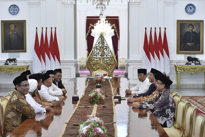 Presiden Joko Widodo (ketiga kanan) didampingi Menkopolhukam Wiranto (ketiga kanan), Menteri Agama Lukman Hakim Saifuddin (kedua kanan) dan Mensesneg Pratikno (kanan) menerima pimpinan Gerakan Nasional Pengawal Fatwa Majelis Ulama Indonesia (GNPF-MUI) di Istana Merdeka, Jakarta, Minggu (25/6). 