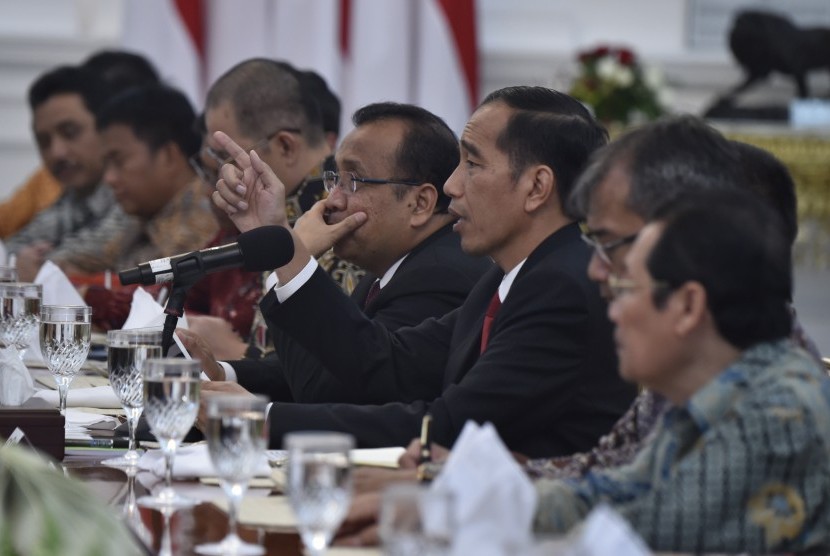 Presiden Joko Widodo (ketiga kanan) didampingi Mensesneg Pratikno (keempat kanan) menyampaikan arahan saat pertemuan dengan pemimpin redaksi media nasional di Istana Merdeka, Jakarta, Rabu (17/5). 