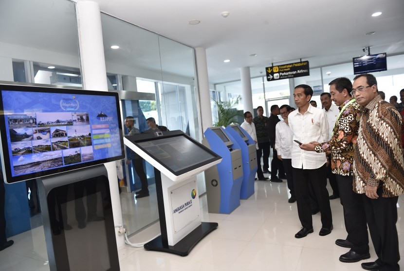 President Joko Widodo (third at right) oversee facilities of Silangit International Airport in Siborong-Borong, North Tapanuli, North Sumatra, Friday (November 24). 