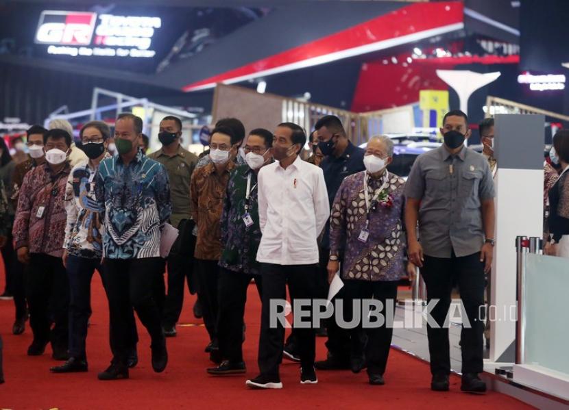 Presiden Joko Widodo (ketiga kanan) didampingi Menteri Perindustrian Agus Gumiwang Kartasasmita (ketiga kiri), Ketua Umum GAIKINDO Yohanes Nangoi (kedua kanan) mengunjungi pameran mobil pada pameran Gaikindo Indonesia International Auto Show (GIIAS) 2021, di ICE BSD, Serpong, Tangerang, Banten, Rabu (16/11). 